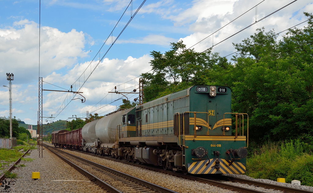 S 644-018 zieht Gterzug durch Maribor-Tabor Richtung Verschiebebahnhof Tezno. /26.6.2012