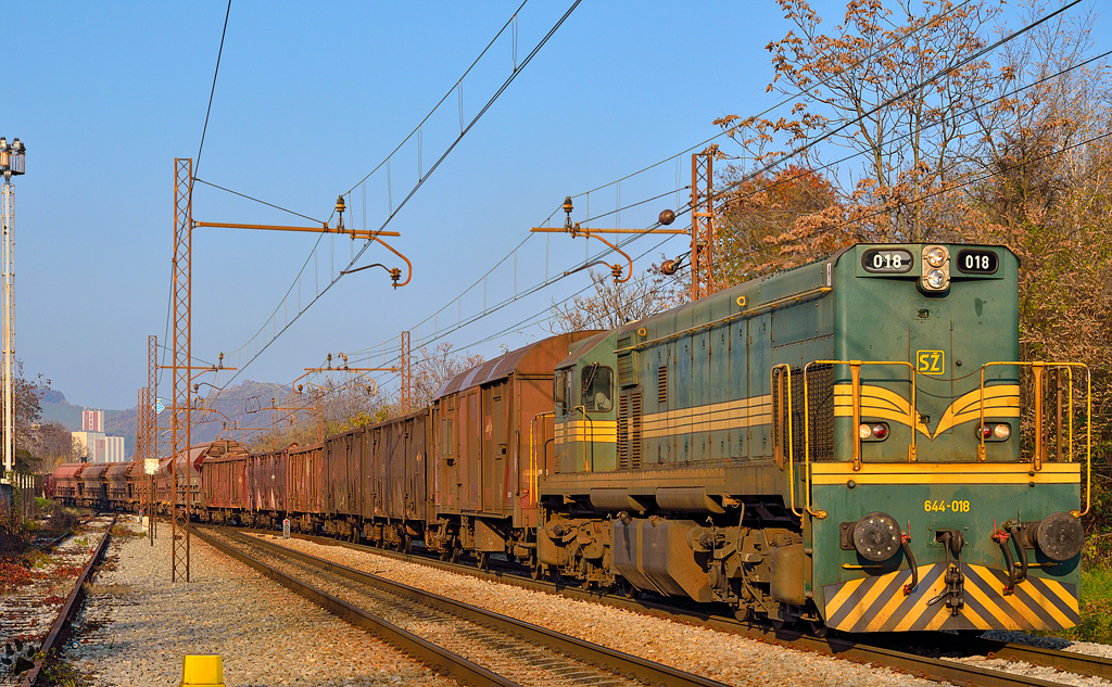 S 644-018 zieht Gterzug durch Maribor-Tabor Richtung Verschiebebahnhof Tezno. /15.11.2012