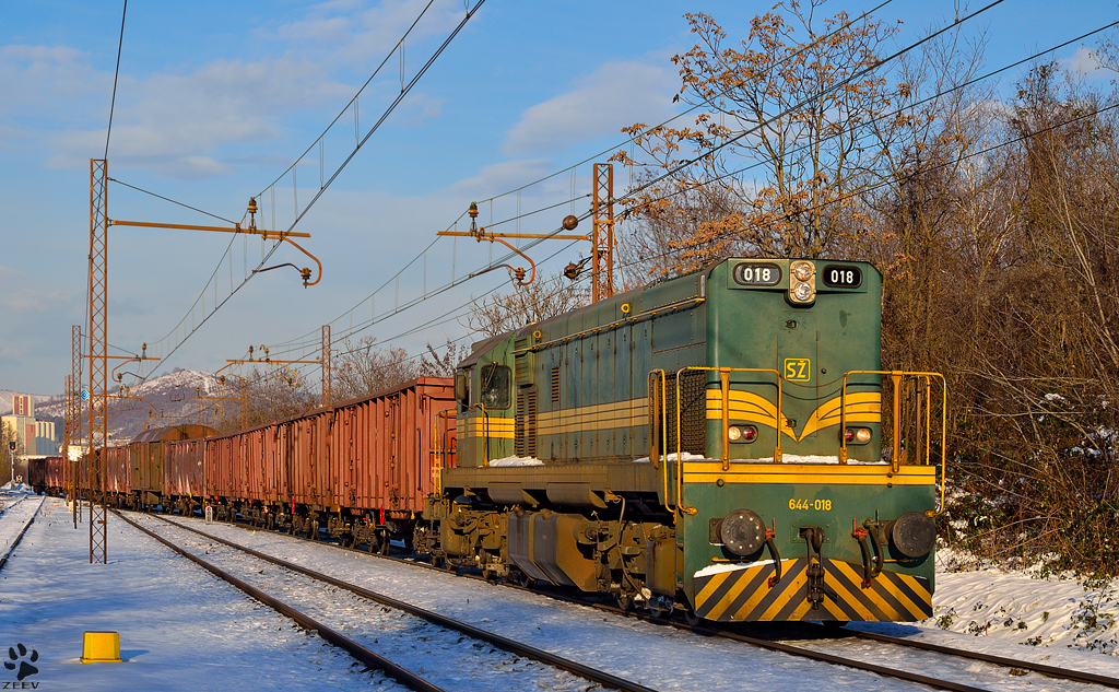 S 644-018 zieht Gterzug durch Maribor-Tabor Richtung Tezno Verschiebebahnhof. /11.12.2012