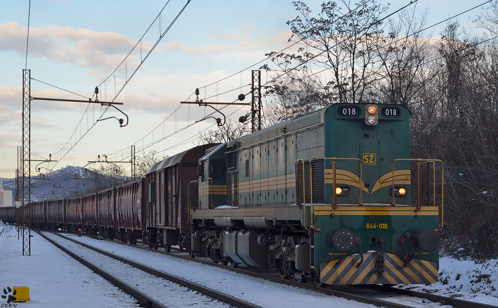 S� 644-018 zieht G�terzug durch Maribor-Tabor Richtung Verschiebebahnhof Tezno. /14.12.2012
