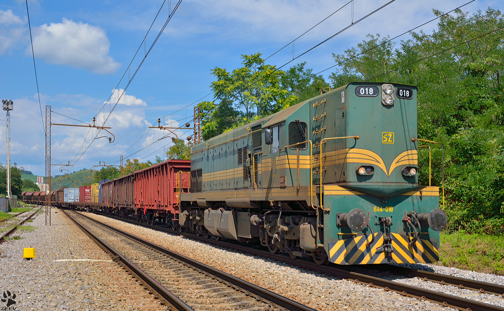 S-644-018 zieht Gterzug durch Maribor-Tabor Richtung Verschiebabahnhof Tezno. /26.7.2012