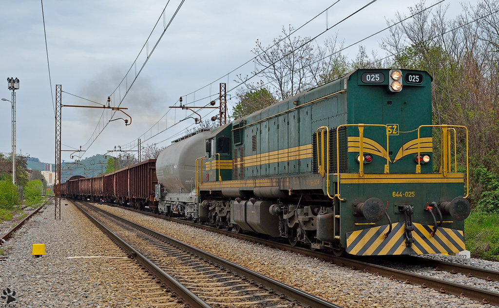S 644-025 zieht Gterzug durch Maribor-Tabor Richtung Verschiebebahnhof Tezno. / 18.4.2012