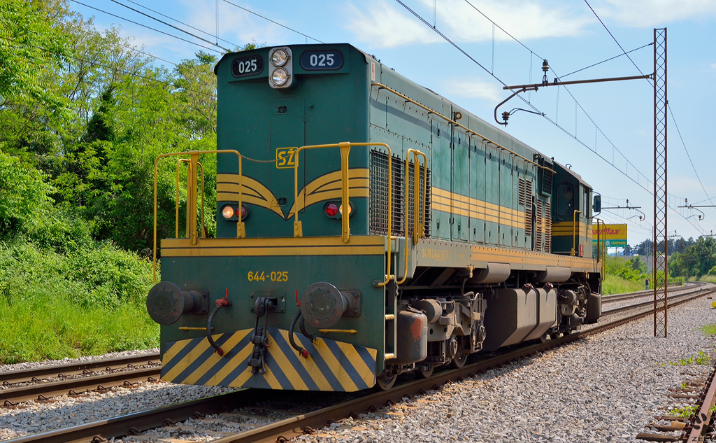 S� 644-25 f�hrt als Lokzug durch Maribor-Tabor Richtung Maribor-Studenci. /28.5.2012