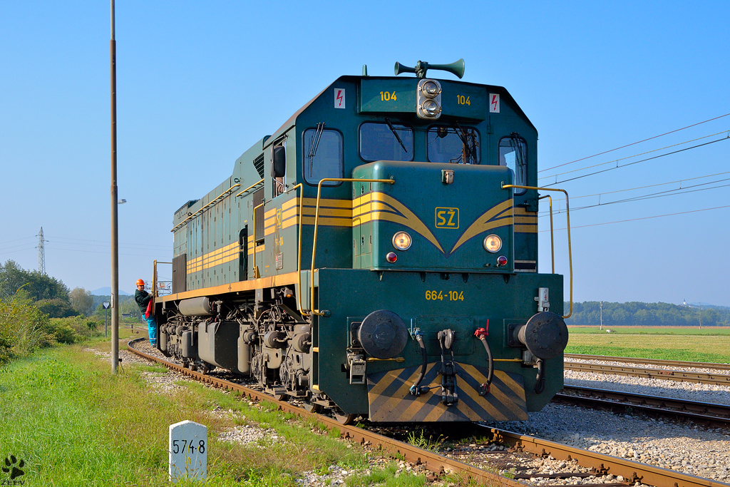 S 664-104 fhrt zur Betankung in Pragersko Bahnhof. /18.9.2012