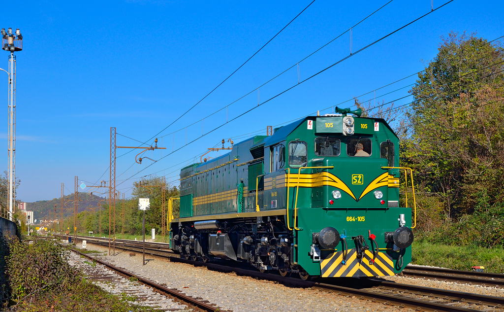 S 664-105 fhrt als Lokzug durch Maribor-Tabor Richtung Studenci Bahnhof. /30.10.2012
