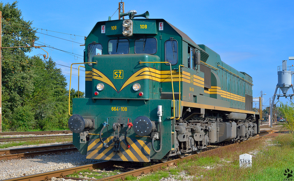 S 664-108 fhrt durch Bahnhof Pragersko nach der Betankung. /5.10.2012