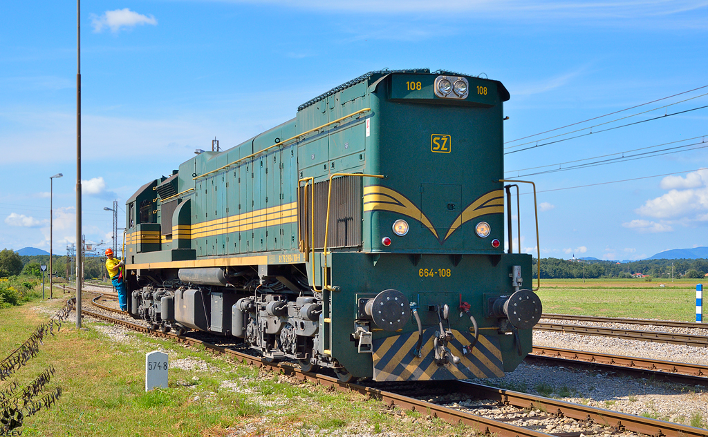 S 664-108 fhrt in Pragersko zur Betankung und Sandfllanlage. /17.8.2012