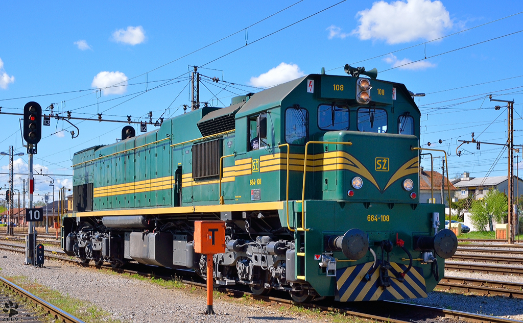 S 664-108 wartet in Pregersko auf Neuauftrag Richtung Hodo. / 25.4.2012