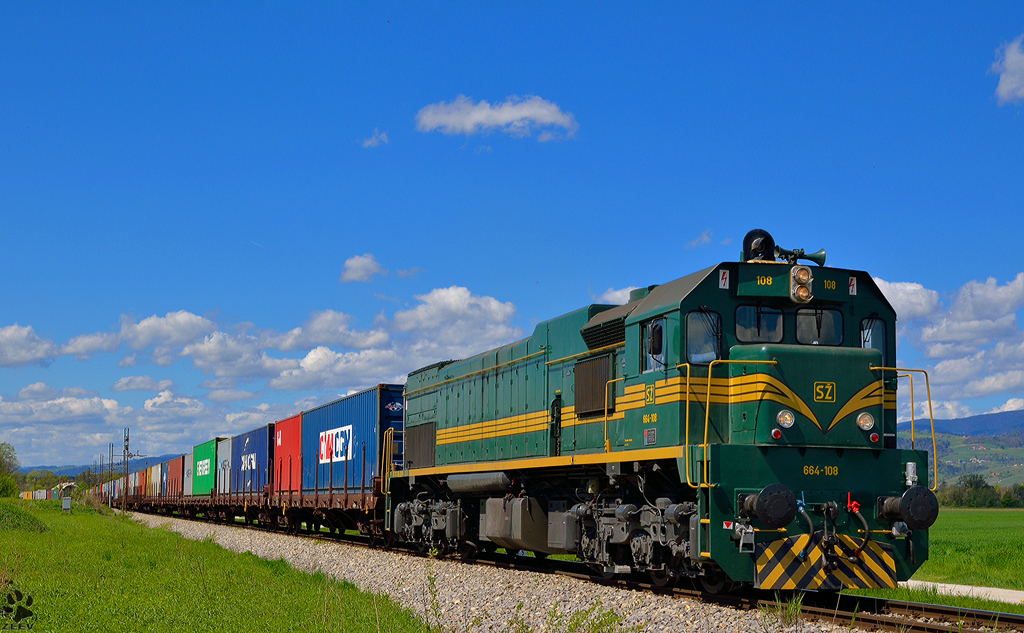 S 664-108 zieht Containerzug durch Gaj Richtung Hodo. / 25.4.2012