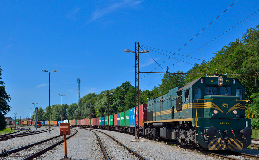S 664-108 zieht Containerzug durch Pragersko Richtung Hodo. /17.7.2012