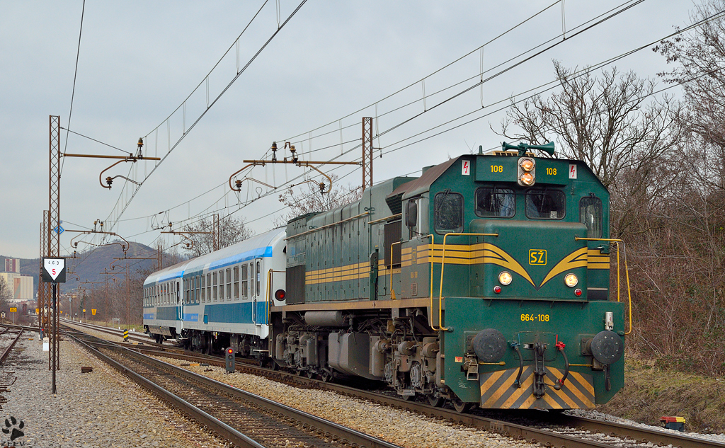 S 664-108 zieht zwei lehre Personenwagons durch Maribor-Tabor Richtung Sden. /5.2.2013