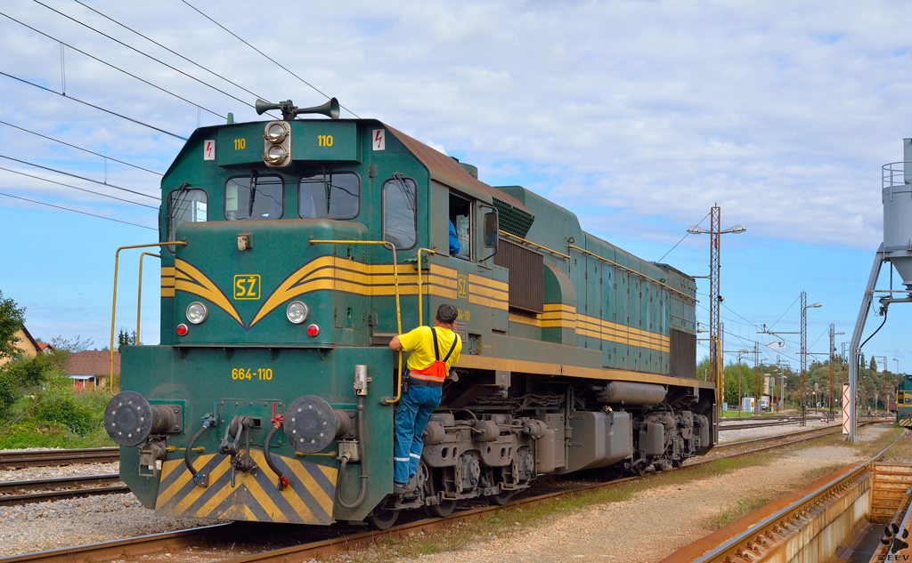 S� 664-110 f�hrt nach der Betankung um neuen Zug in Pragersko Richtung Hodo� zu �bernehmen. /28.9.2012