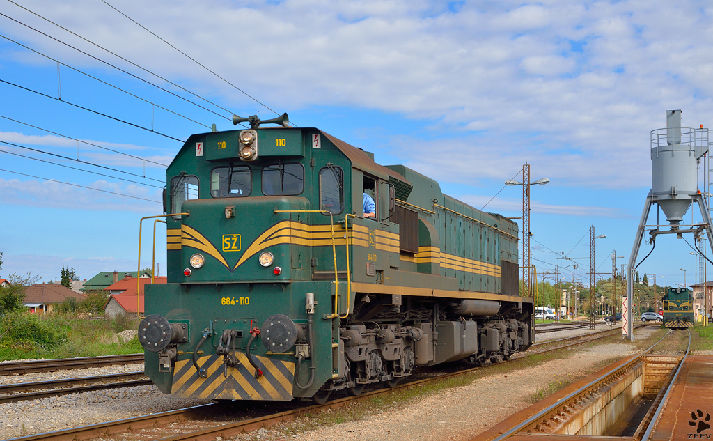 S 664-110 fhrt zur Tankstelle auf Bahnhof Pragersko. /28.9.2012