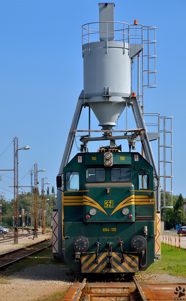 S 664-110 unter der Sandfllanlage in Bahnhof Pragersko. /7.9.2012