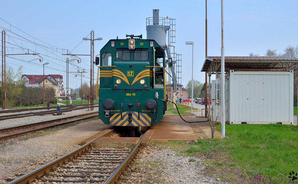 S 664-111 bei der Betankung in Pragersko Bahnhof. /17.4.2013