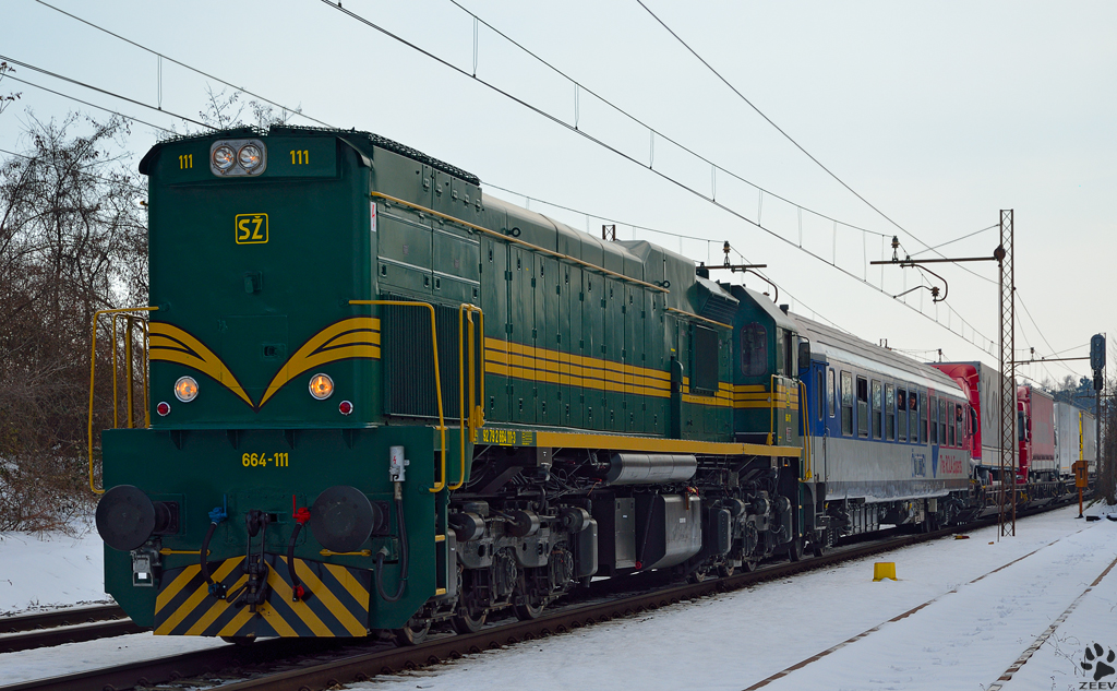 S 664-111 zieht LkW-Zug durch Maribor-Tabor Richtung Norden. /28.3.2013