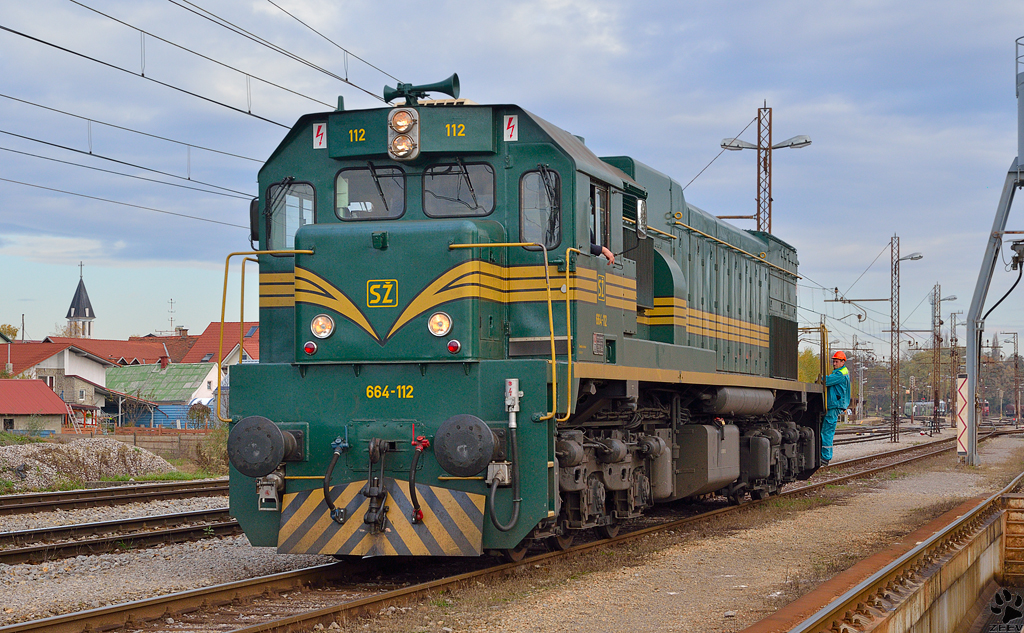 S 664-112 fhrt zur Betankung in Pragersko Bahnhof. /9.11.2012