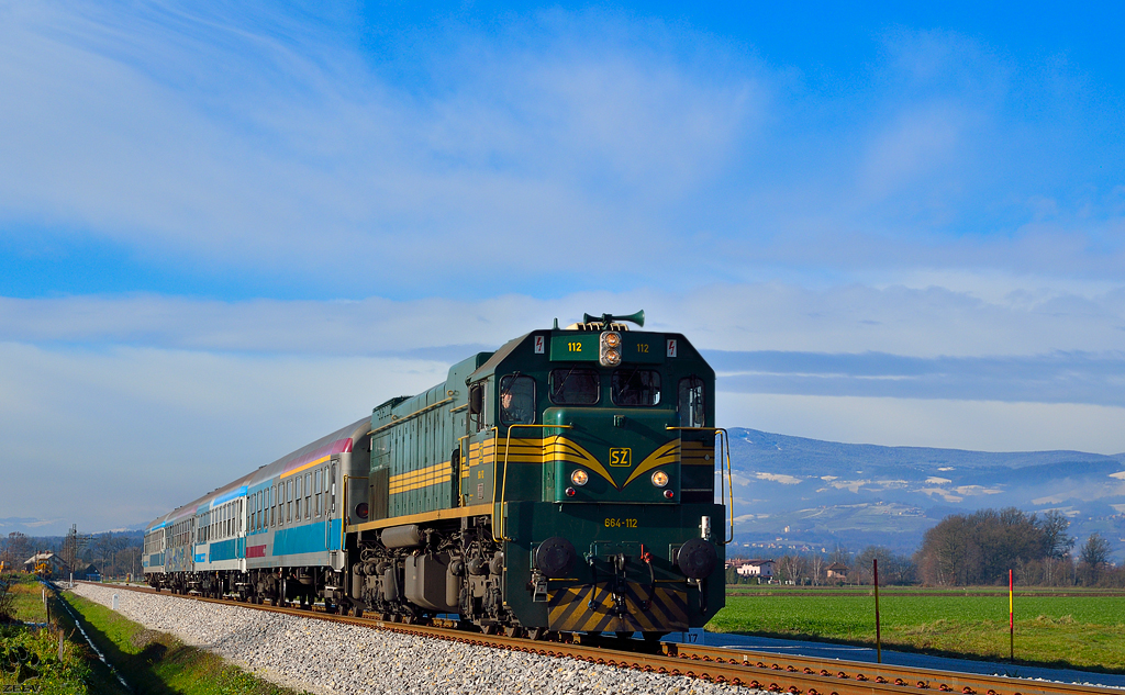 S 664-112 zieht MV247 'Citadella' durch Gaj Richtung Budapest. /5.12.2012