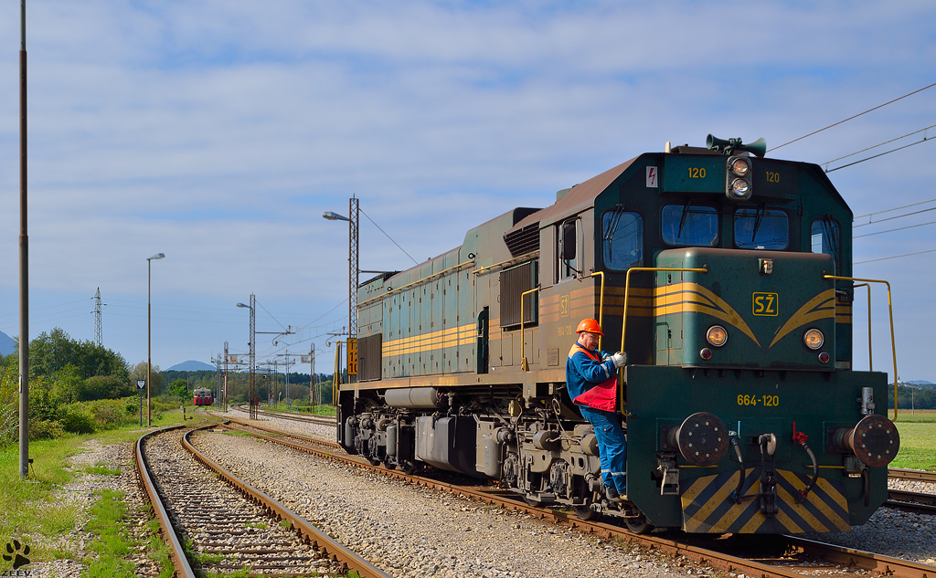 S 664-120 verlist in Pragersko die Tankstelle um Containerzug Richtung Hodo zu ziehen. /7.9.2012