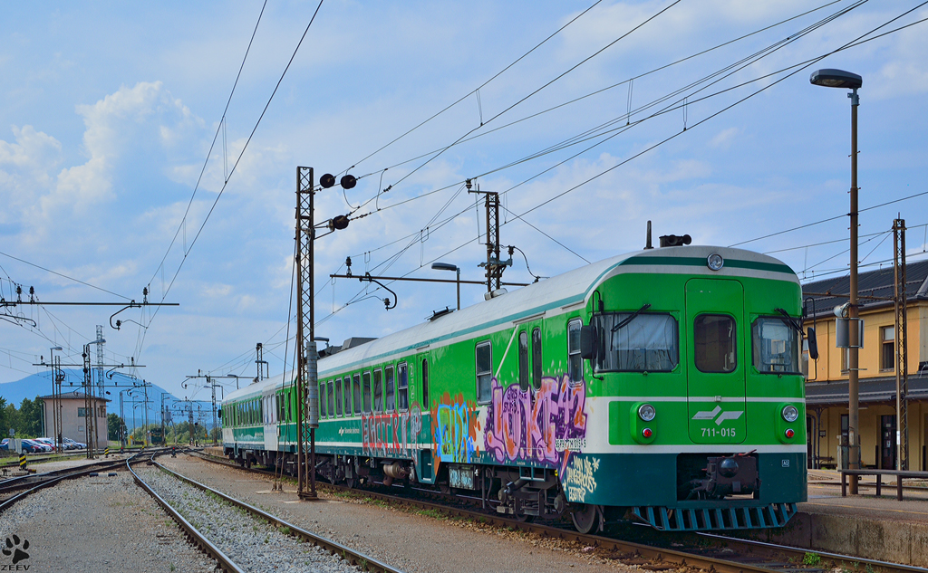 S 711-015 wartet in Pragersko Bahnhof auf Weiterfahrt Richtung Maribor Hauptbahnhof. /24.7.2012
