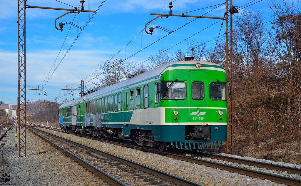 S 711-016 fhrt durch Maribor-Tabor Richtung Ormo. /24.2.2012