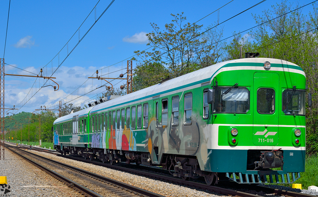 S 711-016 fhrt durch Maribor-Tabor Richtung Murska Sobota. /3.5.2013