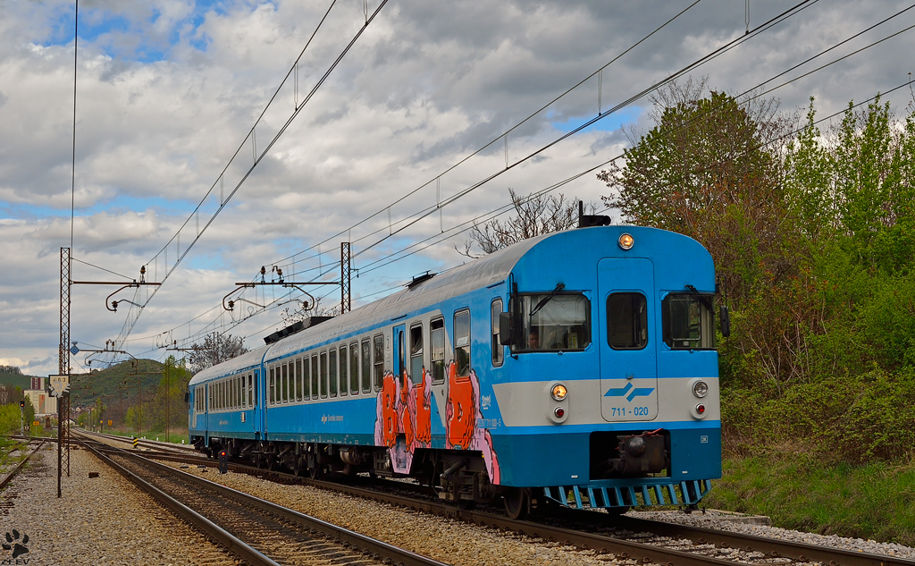 S 711-020 fhrt durch Maribor-Tabor Richtung Pragersko. / 12.4.2012