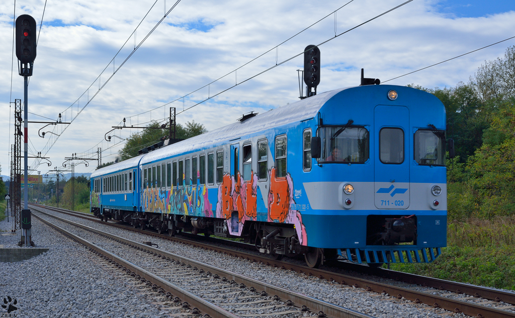 S 711-020 fhrt durch Maribor-Tabor Richtung Maribor Hauptbahnhof. /9.10.2012