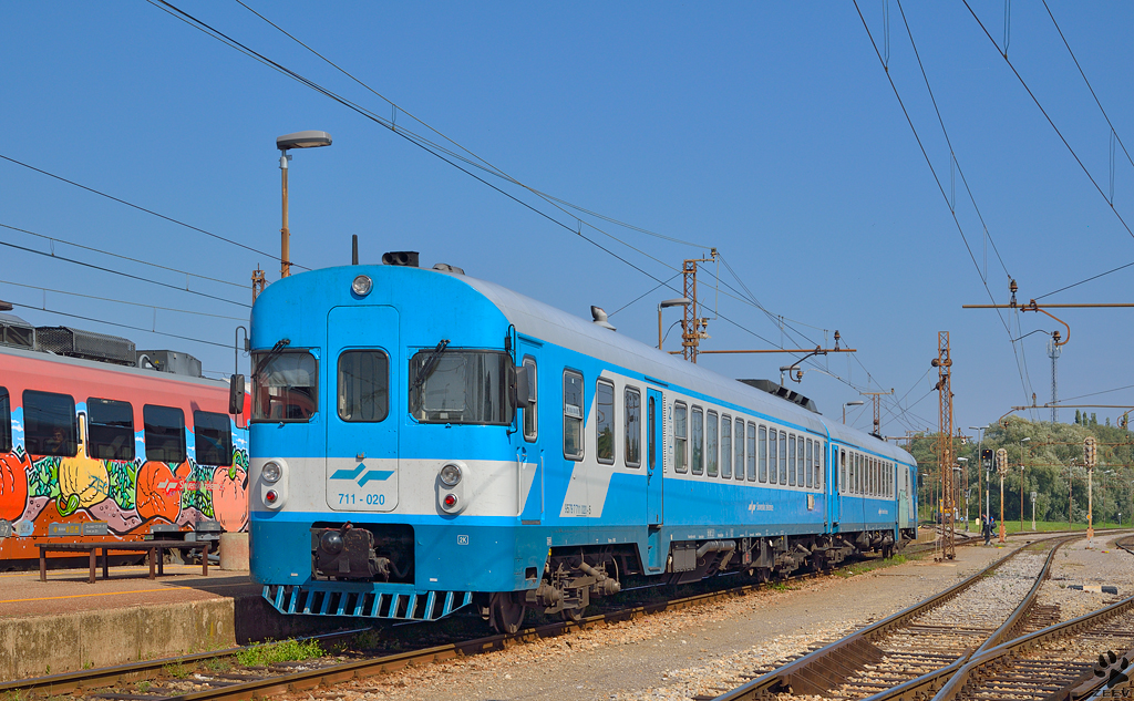 S 711-020 wartet in Bahnhof Pragersko fr Weiterfahrt Richtung Maribor. /18.9.2012