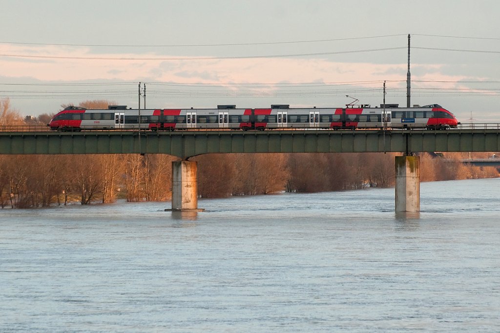 S 80 fhrt ber das hochwasser fhrende Entlastungsgerinne zwischen Wien Praterkai und Wien Lobau. Die Aufnahme entstand am 14.01.2011.
