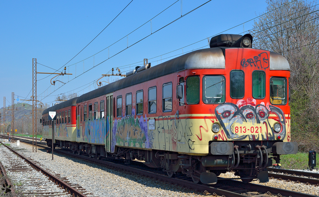 S 813-021 fhrt durch Maribor-Tabor Richtung Maribor Hauptbahnhof. /18.4.2013