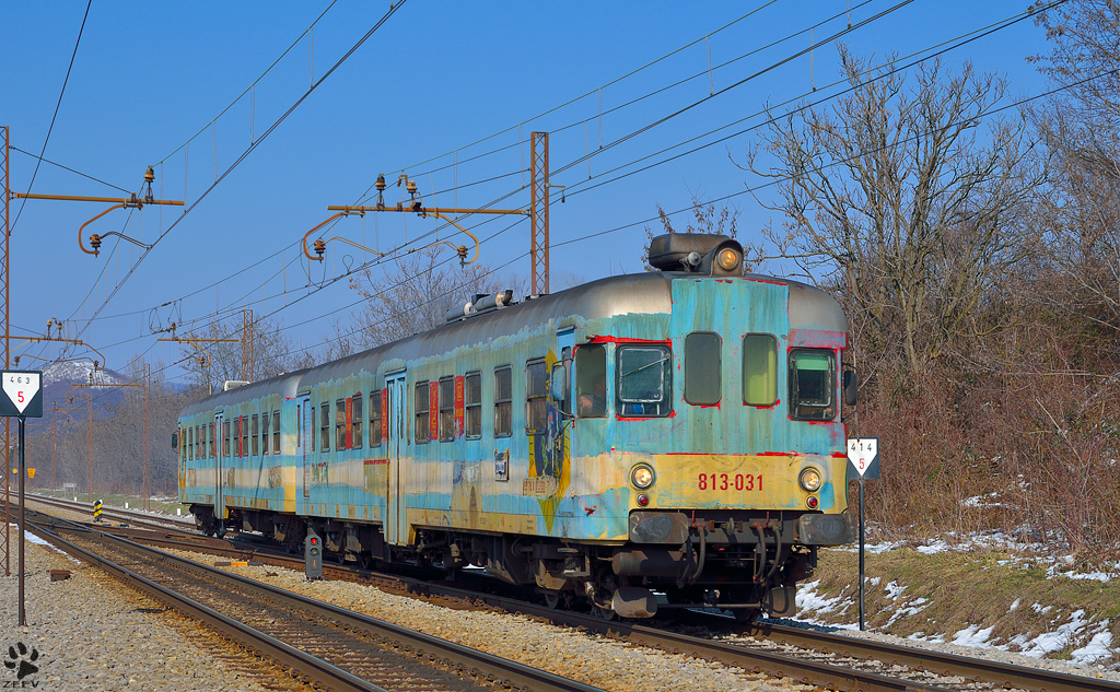 S 813-031 fhrt durch Maribor-Tabor in Richtung Murska Sobota. /16.3.2013