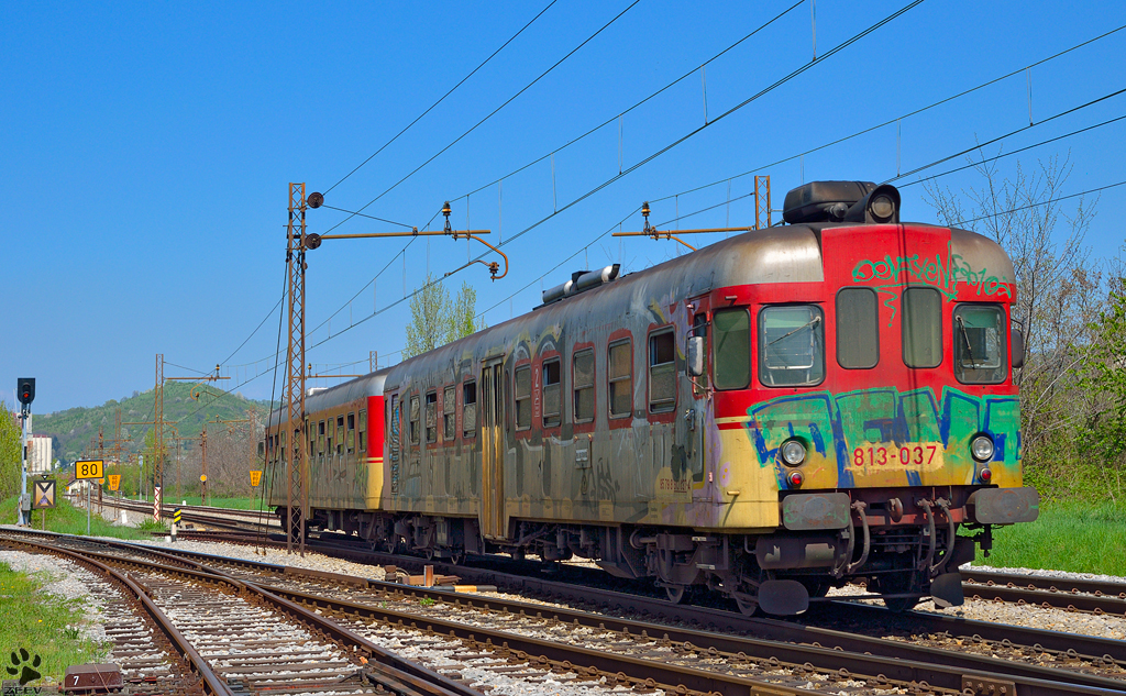 S 813-037 fhrt durch Maribor-Tabor Richtung Maribor Hauptbahnhof. /25.4.2013