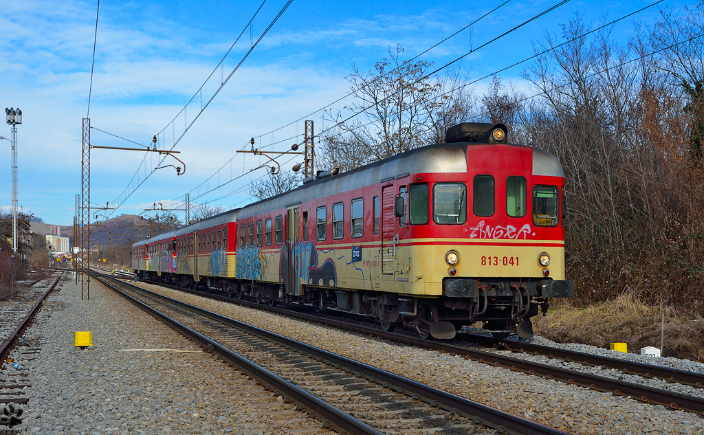 S 813-041 fhrt durch Maribor-Tabor Richtung Zidani Most. /24.2.2012