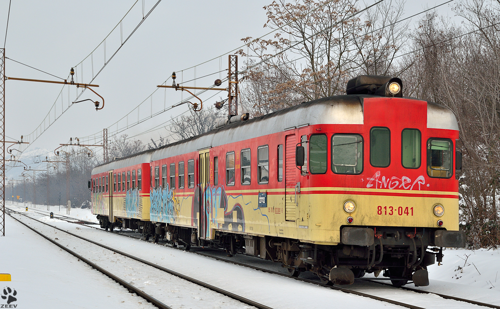 S 813-041 fhrt durch Maribor-Tabor Richtung Srediče. /15.2.2013