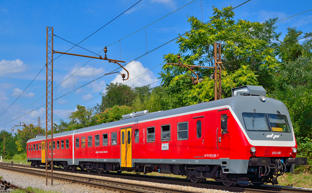 S 813-106 fhrt durch Maribor-Tabor Richtung Murska Sobota. /26.7.2012