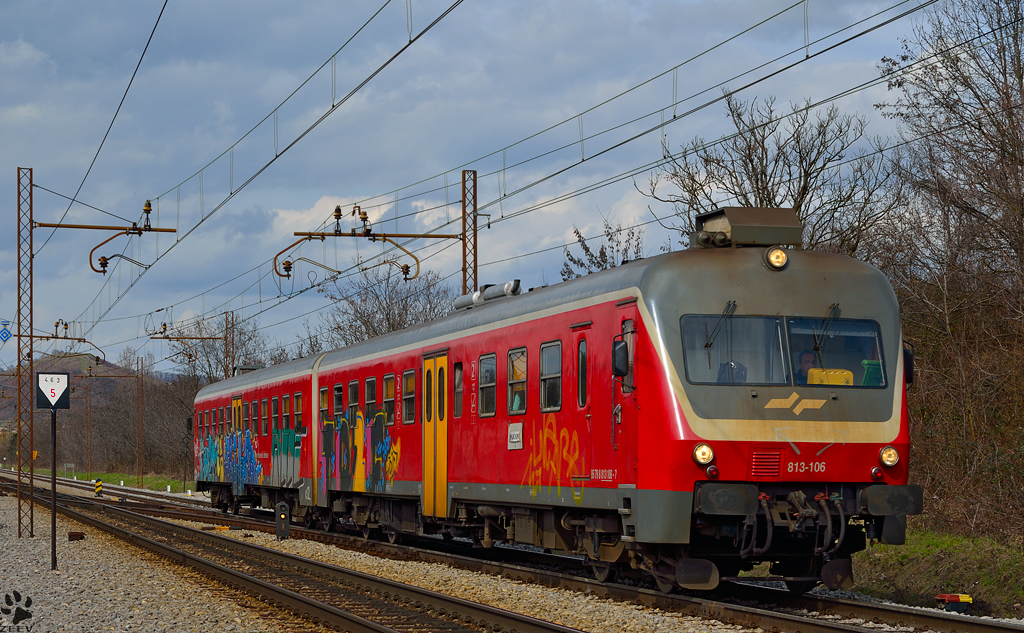 S 813-106 fhrt durch Maribor-Tabor Richtung Poljčane. /9.4.2013
