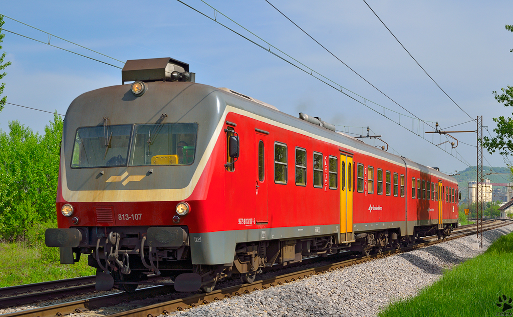 S 813-107 fhrt durch Maribor-Tabor Richtung Pragersko. /30.4.2013