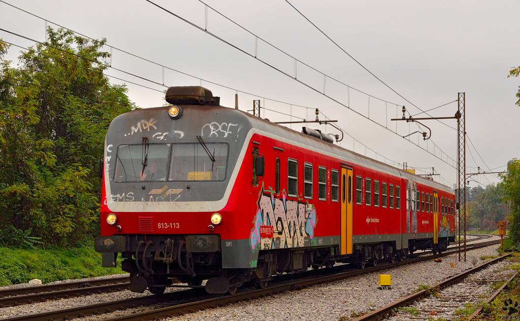S 813-113 fhrt durch Maribor-Tabor Richtung Maribor Hauptbahnhof. /25.10.2012
