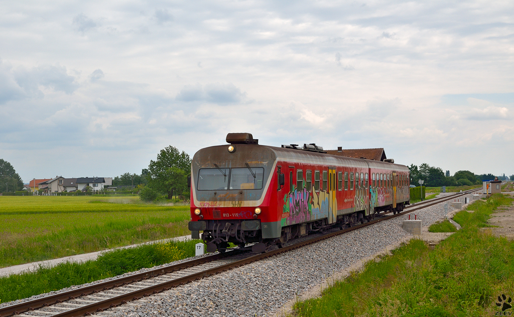 S 813-115 fhrt durch Gaj Richtung Maribor. /24.5.2013