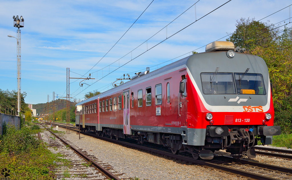 S 813-120 fhrt durch Maribor-Tabor Richtung Maribor Hauptbahnhof. /18.10.2012