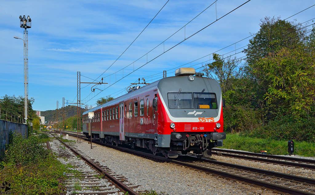 S 813-120 fhrt durch Maribor-Tabor Richtung Maribor Hauptbahnhof. /18.10.2012