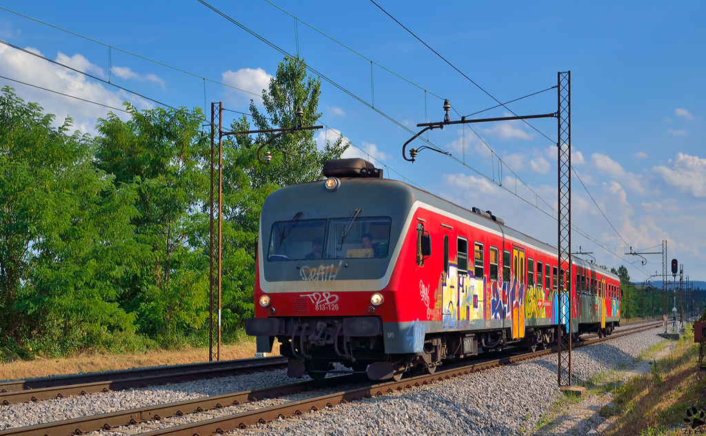 S 813-126 fhrt durch Maribor-Tabor Richtung Maribor Hauptbahnhof. /11.7.2012