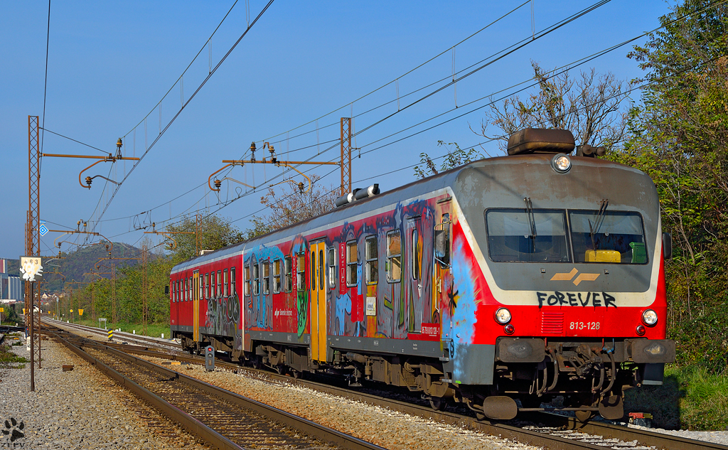 S 813-128 fhrt durch Maribor-Tabor Richtung Ormo. /30.10.2012