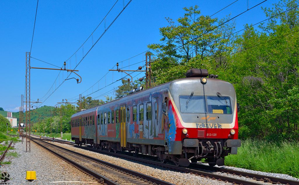 S 813-128 fhrt durch Maribor-Tabor Richtung Srediče. /14.5.2013