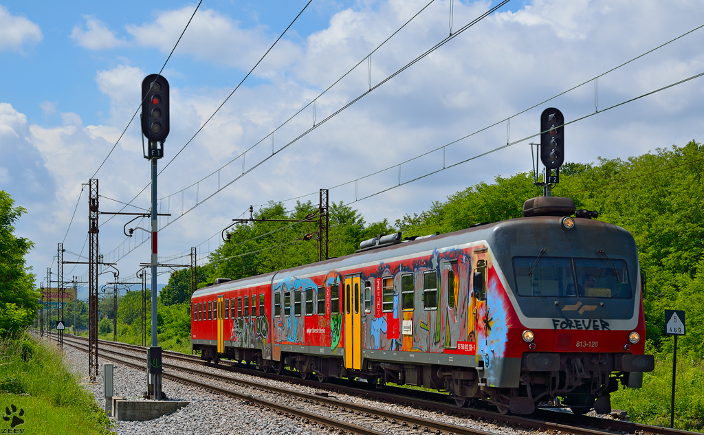 S 813-128 fhrt durch Maribor-Tabor Richtung Maribor Hauptbahnhof. /6.6.2013
