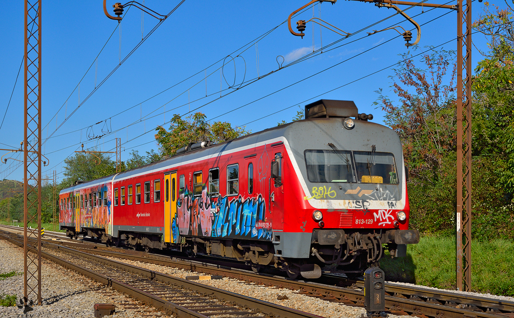 S 813-129 fhrt durch Maribor-Tabor Richtung Pragersko. /25.9.2012