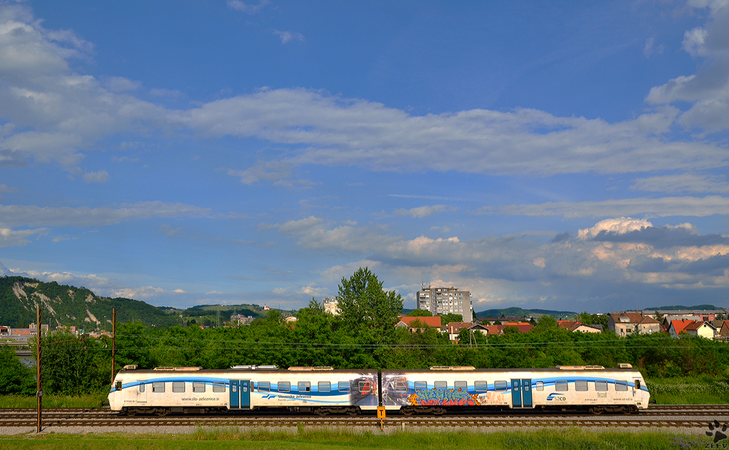S 813-130 fhrt durch Maribor-Tabor Richtung Maribor Hauptbahnhof. / 2.6.2012