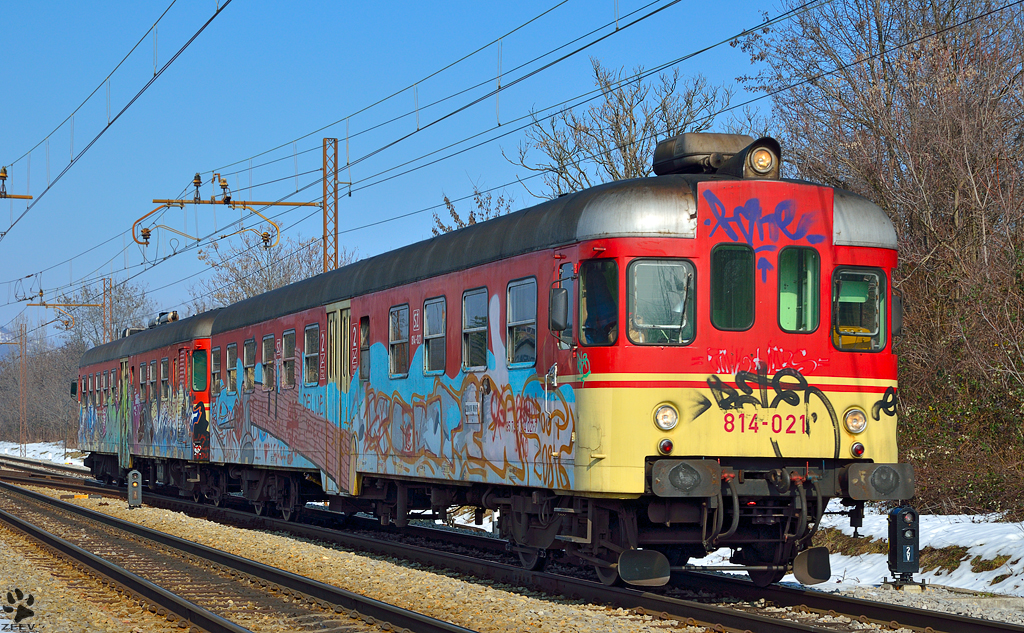 S 814-021 fhrt durch Maribor-Tabor Richtung Zidani Most. /1.3.2013