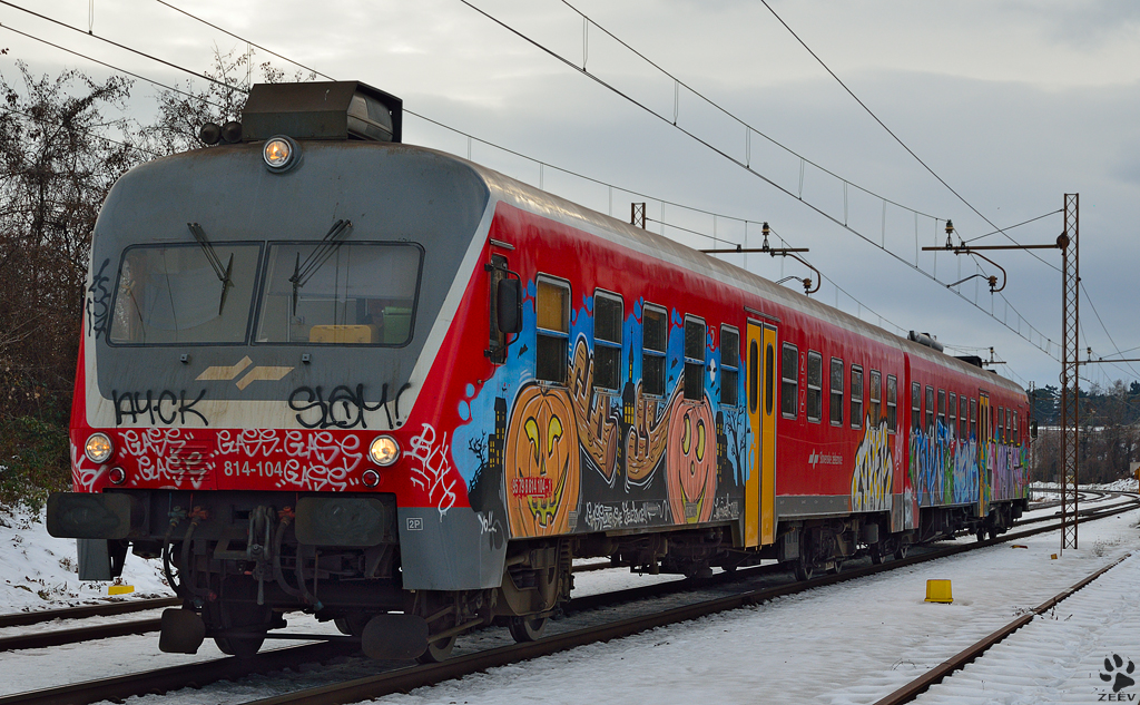 S 814-104 fhrt durch Maribor-Tabor Richtung Maribor Hauptbahnhof. /14.12.2012